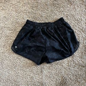 Lululemon Hotty Hot 4” heritage 365 camo deep coal multi